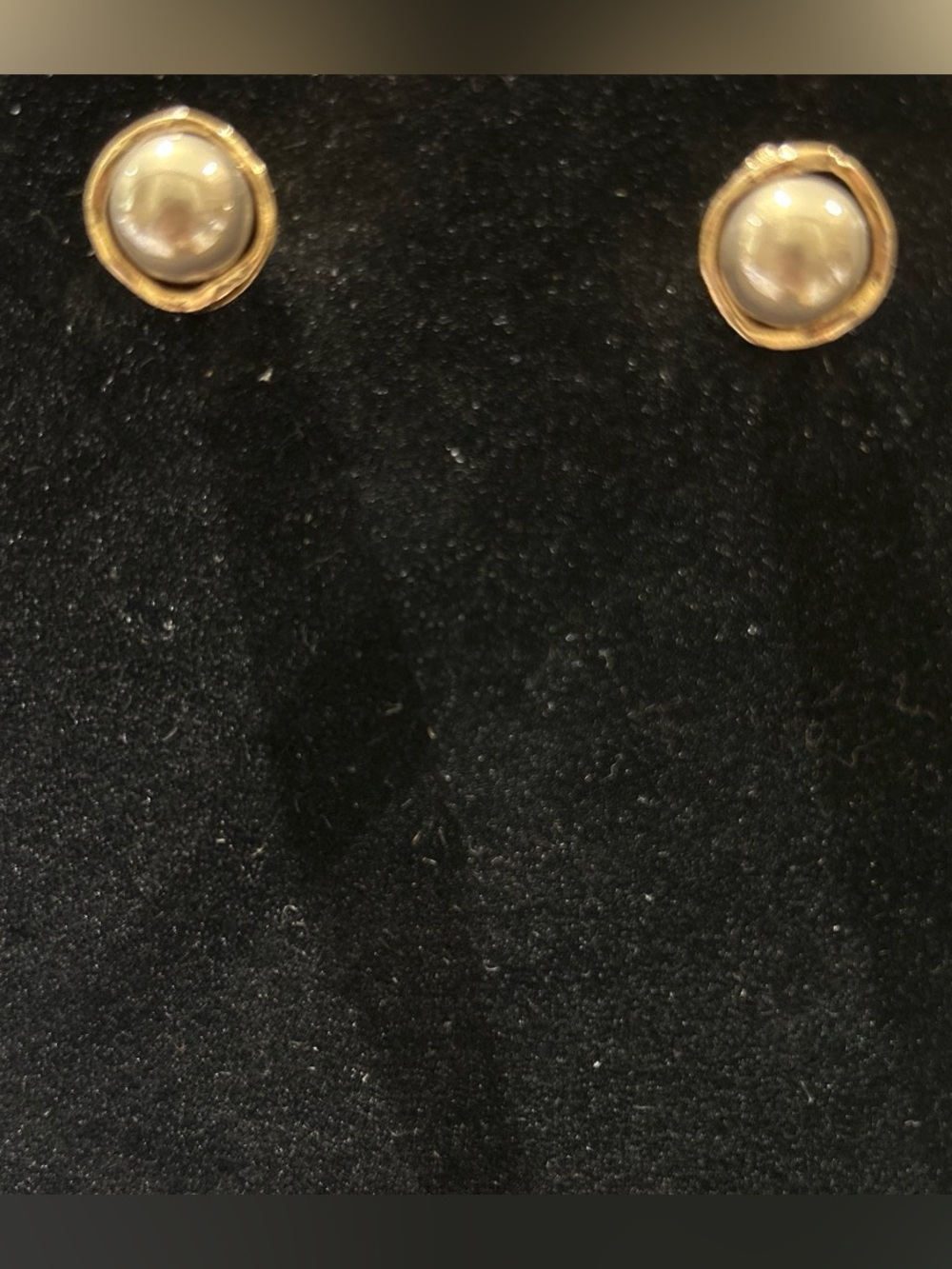 Gold
Color stud earrings